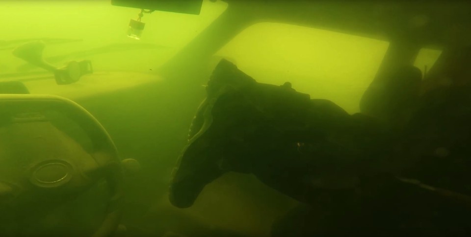    Подводное видео с поиском утонувшего в «Ниве» под Рязанью показали спасатели.