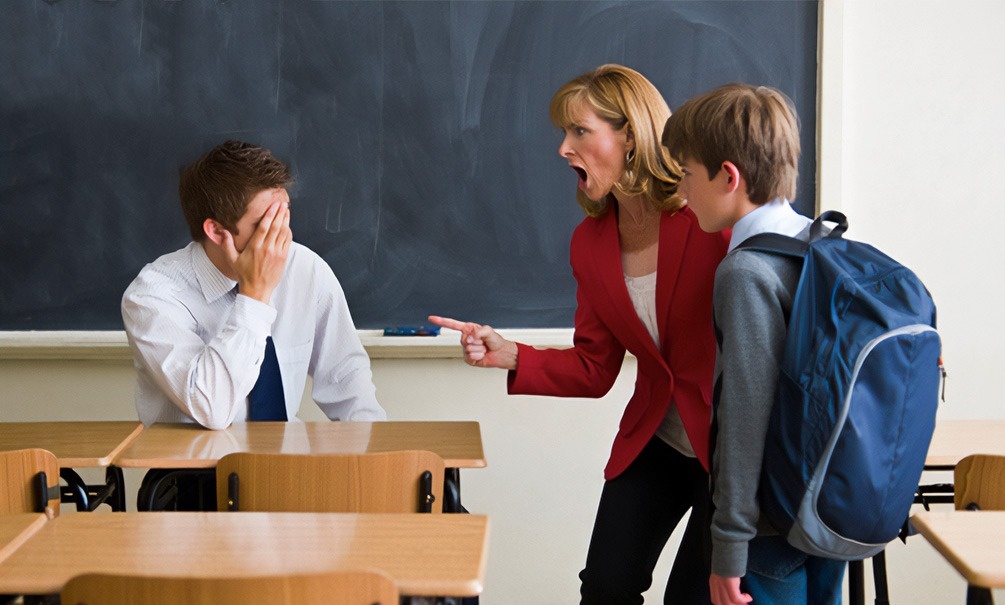    Чаще отстаивают право своих «сладких пирожочков» творить любую дичь, атакуя учителей, мамы, особенно одинокие. Но и папы из полных семей порой ведут себя так же. Иллюстрация: "Блокнот"