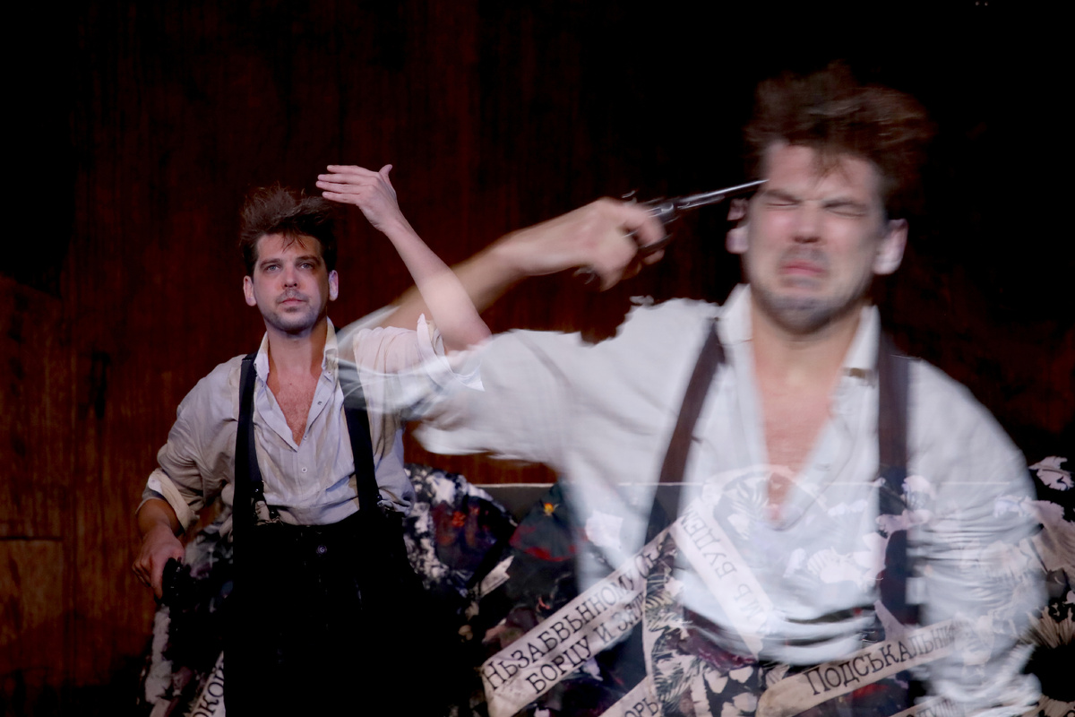 Никита Сарычев в спектакле "Самоубийца", 2025 г. Фото автора.