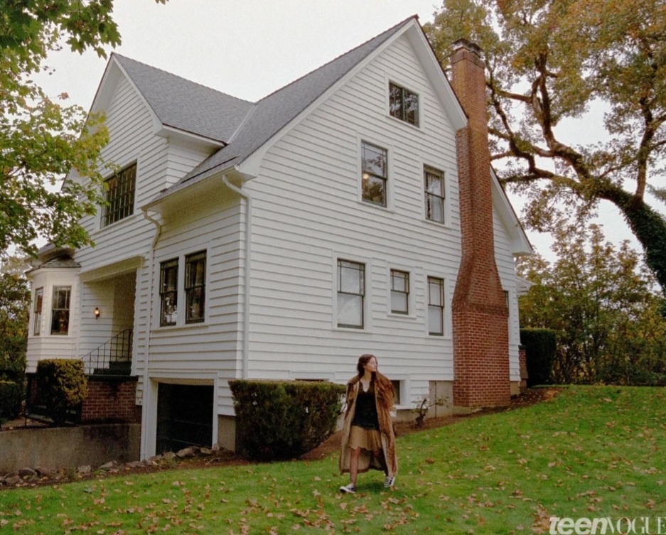 Маккензи Фой на фоне дома Беллы Свон на фотосессии для Vogue Teens. Фотограф: Kristin Ellis.