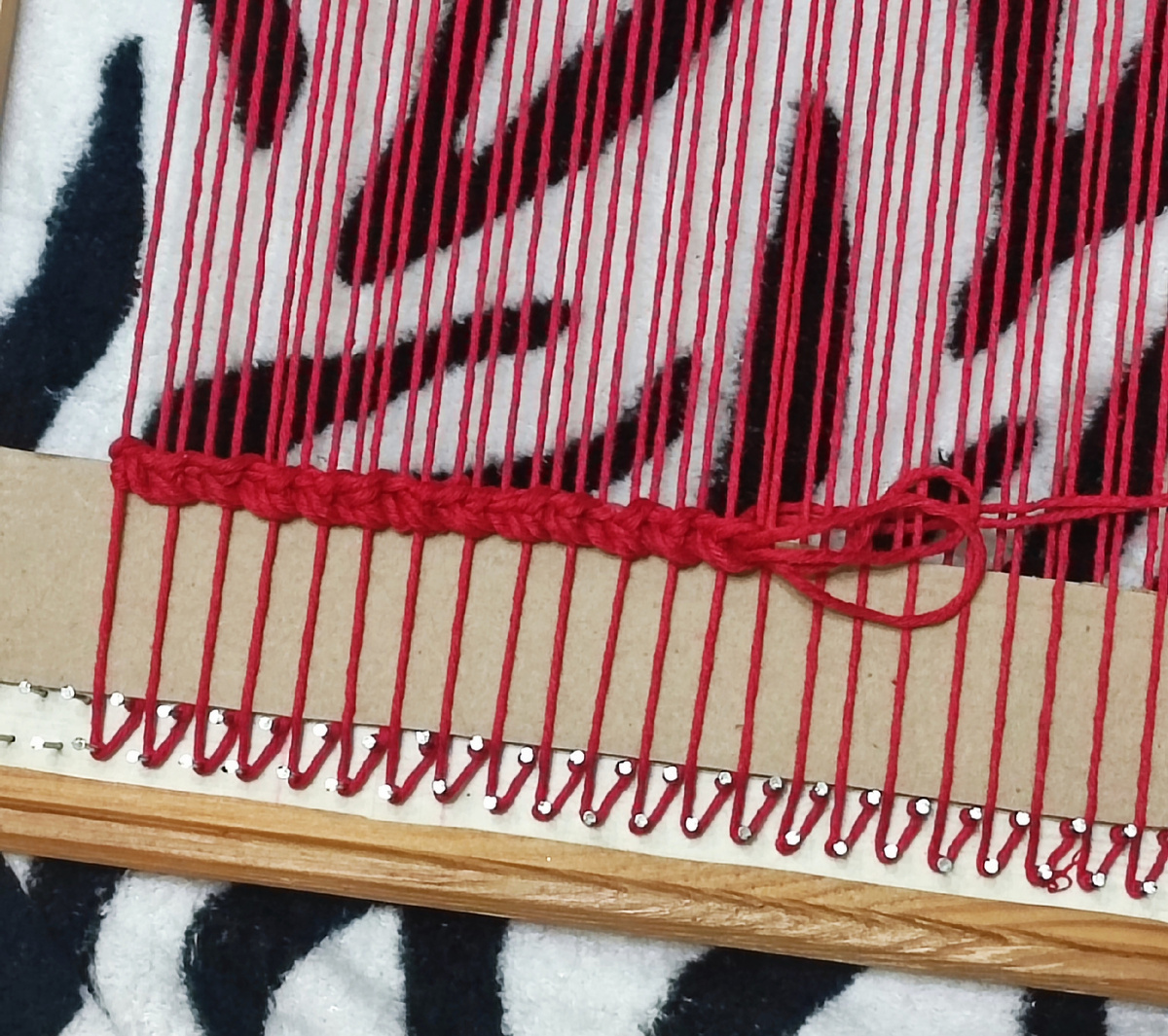 Кантик из нитей основы — простая деталь, но важная для аккуратного оформления.