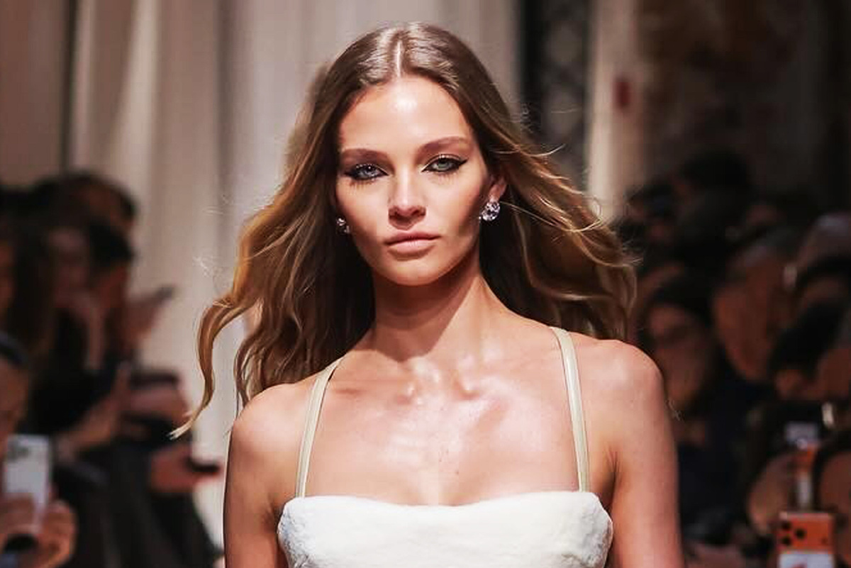     «Кошачья прогулка»: Алеся Кафельникова в топе-бюстье и пышной юбке вышла на подиум в Москве, восхитив маму