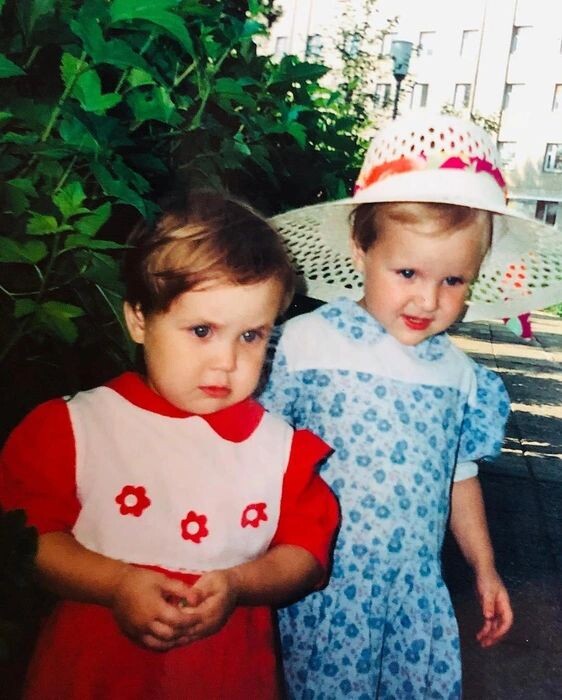 Альбина Кабалина (слева) в детстве с сестрой.