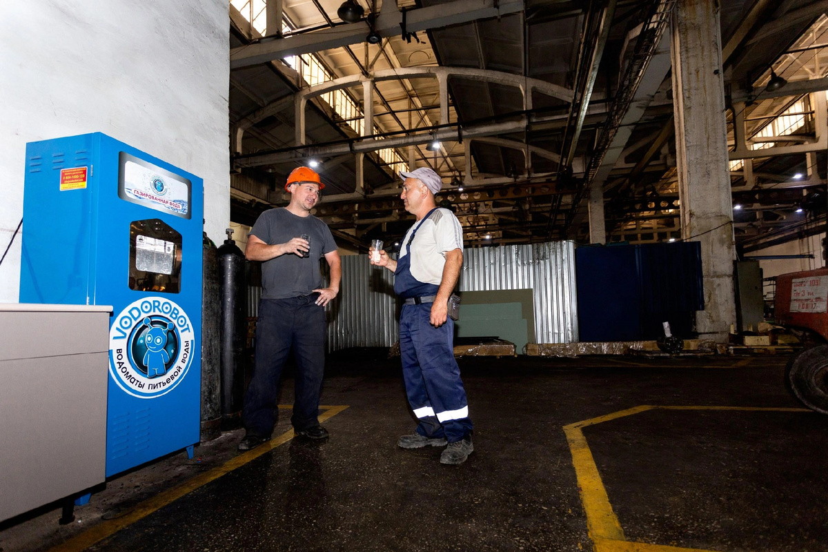 Мастерами выполняется прокладка коммуникаций к оборудованию, устанавливаются удобные устройства для быстрого налива больших объемов воды, выполняется регулярное обслуживание техники в будни и выходные. Если есть запрос, специалисты монтируют сатураторы для подачи газированной воды в горячих цехах