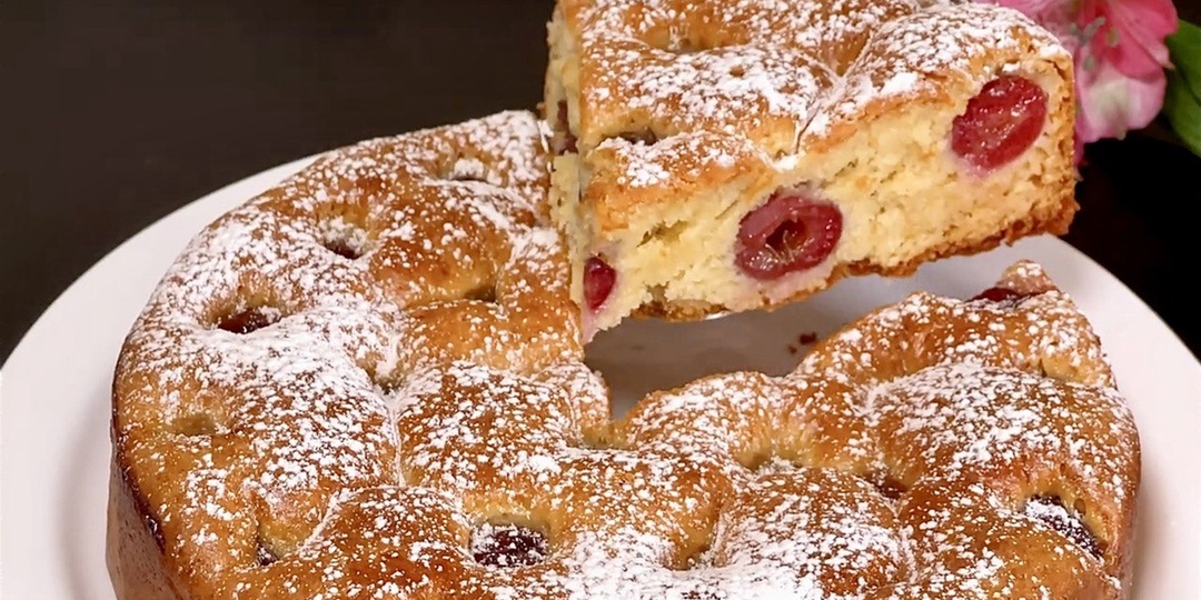 Пышный пирог с вишней - готовится очень просто