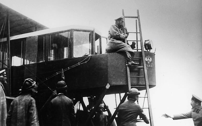 Осмотр Императором Николаем II аэроплана Игоря Сикорского " Русский Витязь ". Эти самолёты были переименованы потом в "Илью Муромца". Красное Село .Санкт-Петербург.1913 год