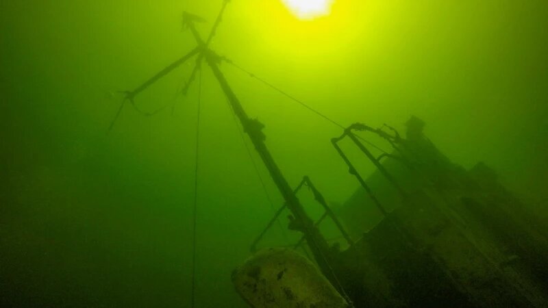     Теплоход "Ирбис" на дне Телецкого озера Роман Воробьев, Татьяна Клименко. http://www.altzapoved.ru/