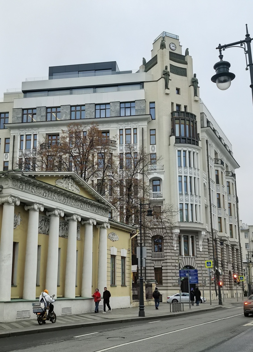 По пути в Галерею. Знаменитый доходный дом с рыцарями Я.А. Рекка, 1911, арх. Г.А. Гельрих, ул. Пречистенка, 13. 