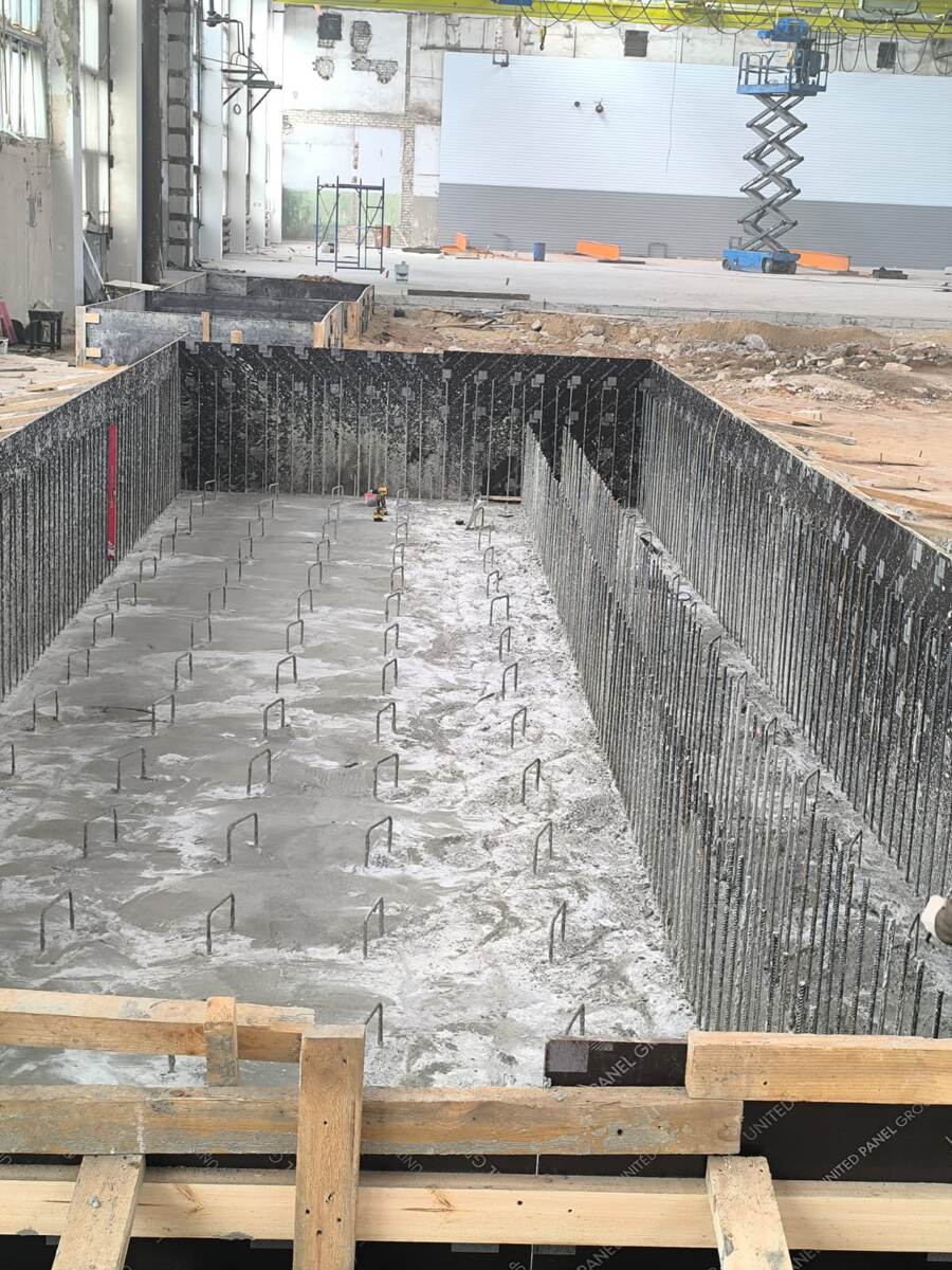 🏗 Залили фундамент будущей мощности! Этап 1-й! 🏗


На производственной площадке завершен ключевой стартовый этап — заливка фундамента под массивный гибочный станок.


❗️ Почему это так важно? Фундамент — это не просто бетон. Это:

✅ основа стабильности: гарантия отсутствия вибраций и микросмещений, которые влияют на точность гибки;

✅ фактор долговечности: правильное основание равномерно распределяет колоссальные нагрузки станка, защищая и его, и пол;

✅ запас на перспективу: заложили проектную прочность с запасом, учитывая будущие модернизации.


❗️ Что сделано на этом этапе:

✔️ точная разметка и подготовка котлована;

✔️ сборка и установка арматурного каркаса;

✔️ монтаж опалубки;

✔️ заливка высокомарочного бетона.


‼️ Теперь фундаменту нужно набрать прочность. Следите за обновлениями! Впереди — самое интересное. ‼️


📱 По всем вопросам обращайтесь в чат-бот Интеко-бот