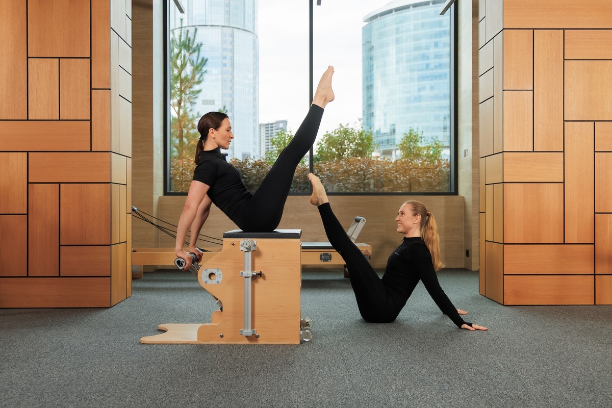 В пилатесе есть необходимое оборудование и упражнения, чтобы плечи были подтянутыми, скульптурными и эстетичными. Студия Pilates RCC. 