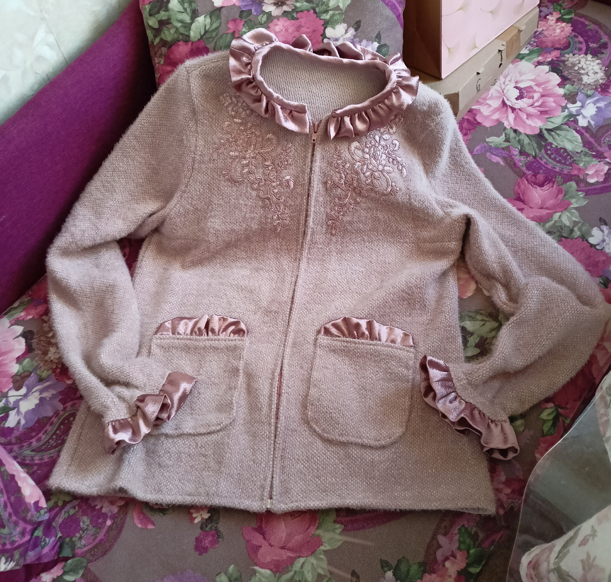 В процессе шитья. Карманы ещё не пришиты, а только намётаны.