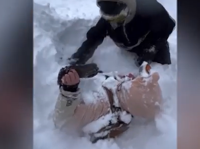     На горнолыжном курорте в Хакасии одну из спортсменок с головой накрыла лавина