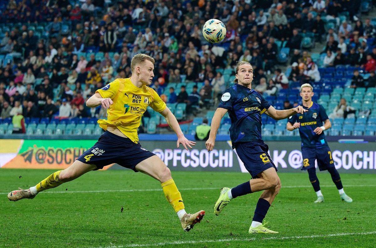 К мячу стремятся защитник «Ростова» Виктор Мелехин (слева) и нападающий «Сочи» Захар Федоров. Фото из архива ФК «Сочи»