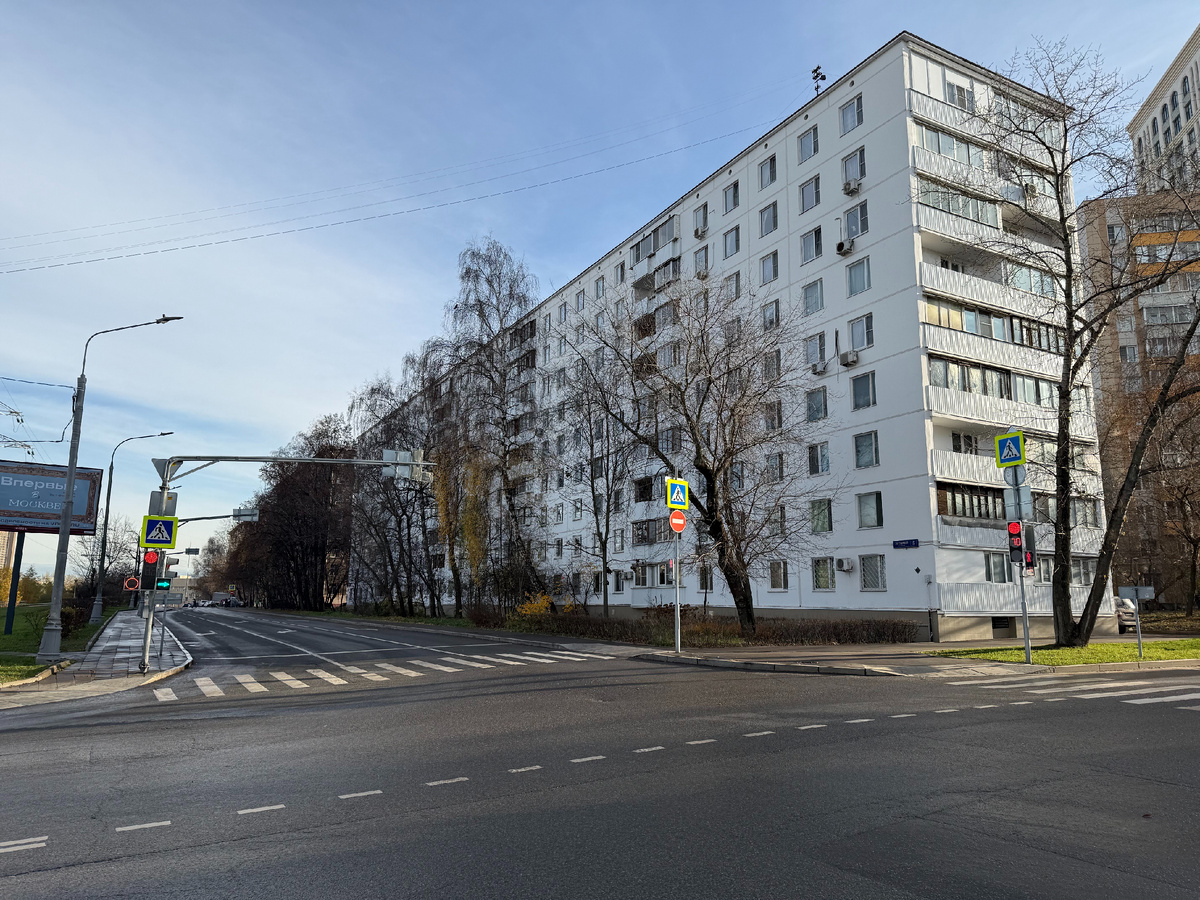 Дом №5 на Звёздном бульваре. Вид в сторону проспекта Мира, 2025. Фото моё.