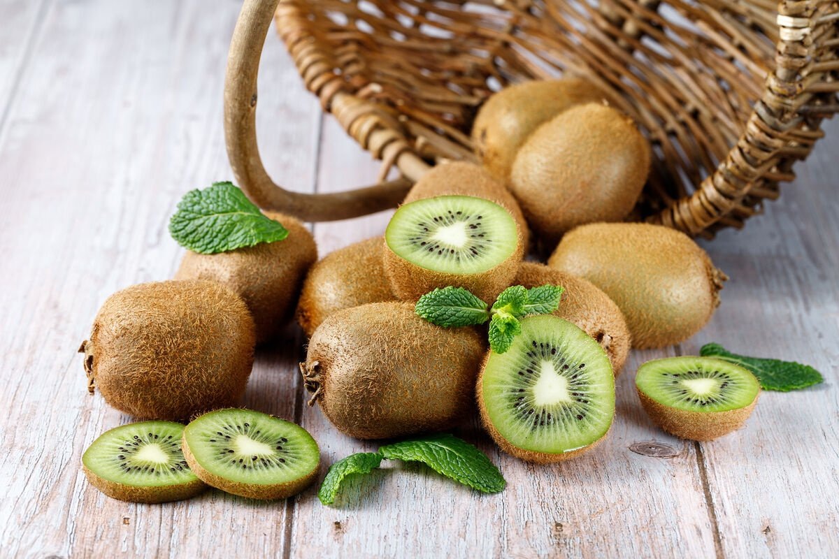    Киви — плод вечнозеленой лианы с приятным кисло-сладким вкусом