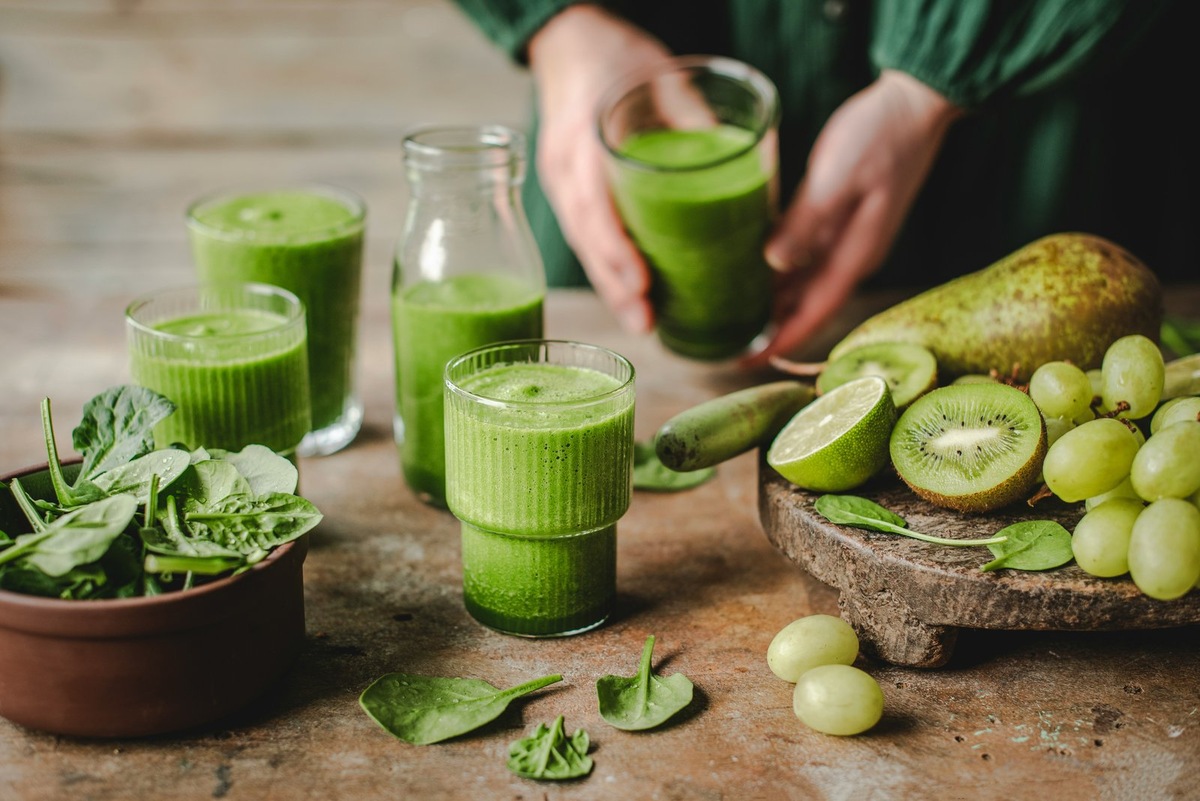    Киви прекрасно сочетается с другими фруктами и овощами в составе салатов и смузи