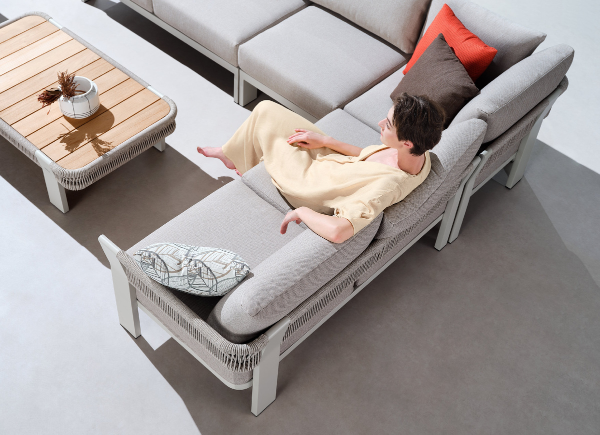 Уличный диван на террасе дополнен контрастными подушками.