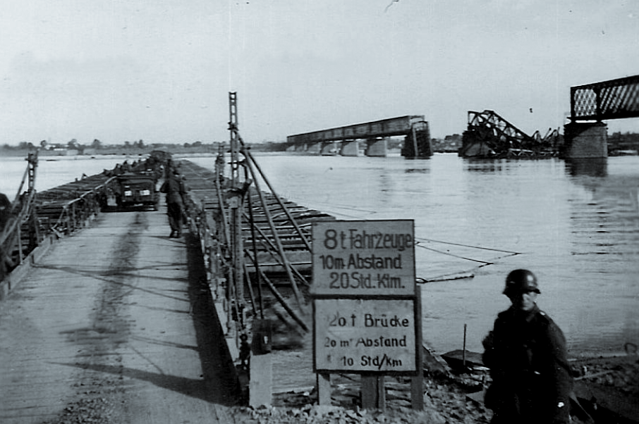 Немецкая переправа и взорванный мост через Днепр.