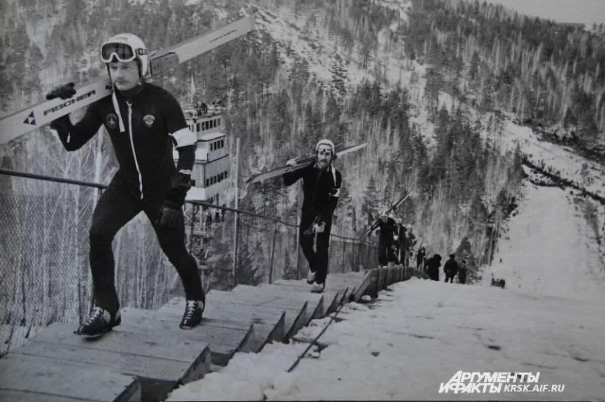    Спортсмены поднимаются на 100-метровый трамплин на Каштаке — на тот момент один из крупнейших в стране