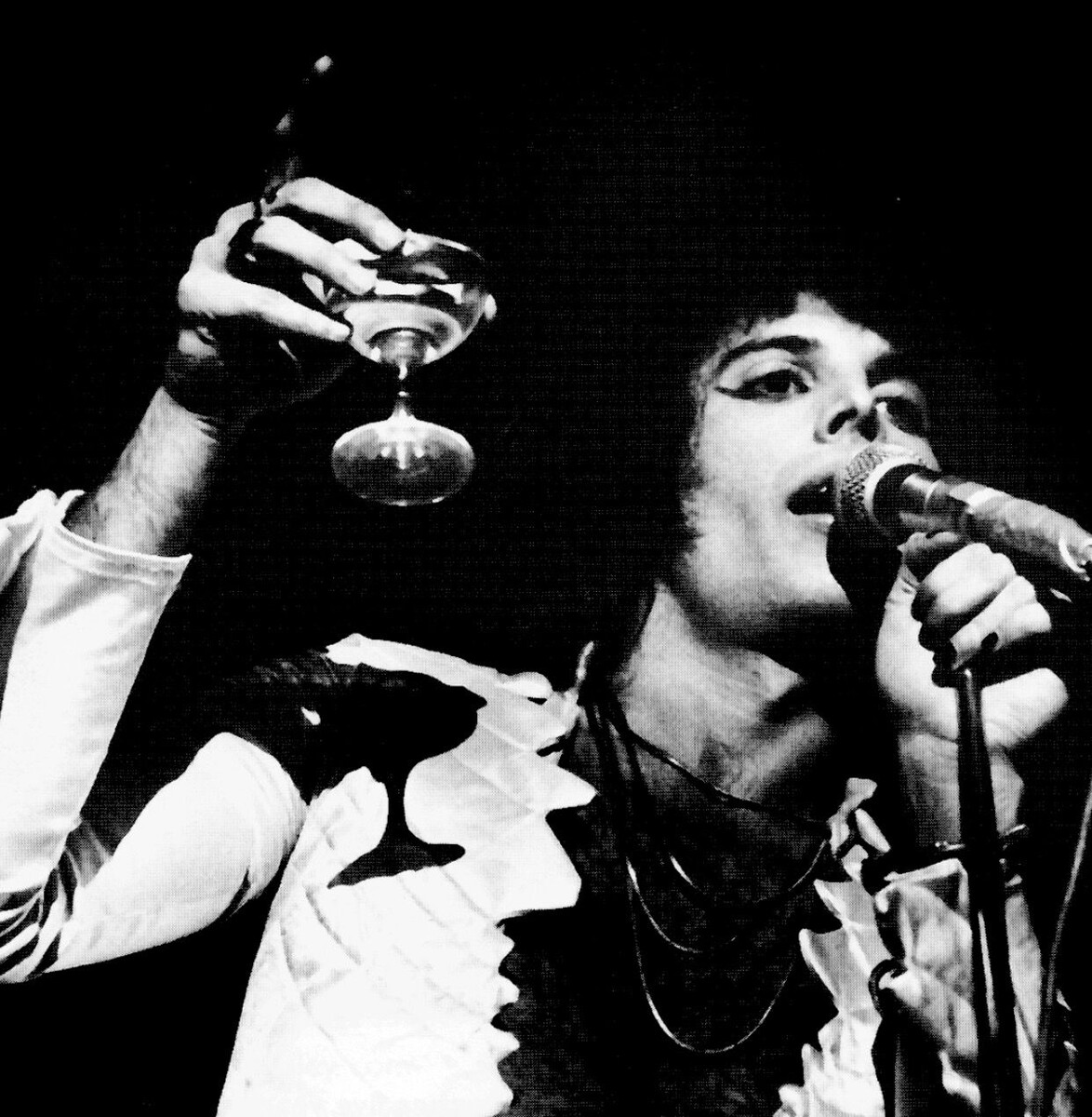 Поднимает бокал за зрителей, скорее всего в бокале просто вода...