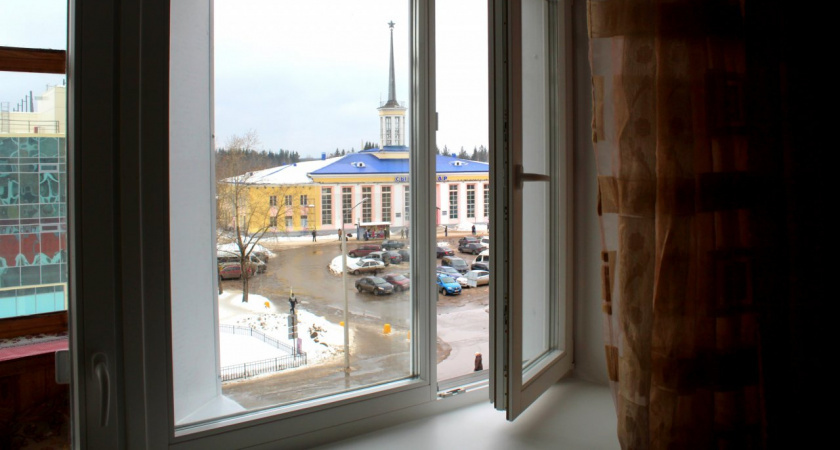    Конденсата на окнах и в морозы не будет: для решения проблемы достаточно поставить на подоконник чашку