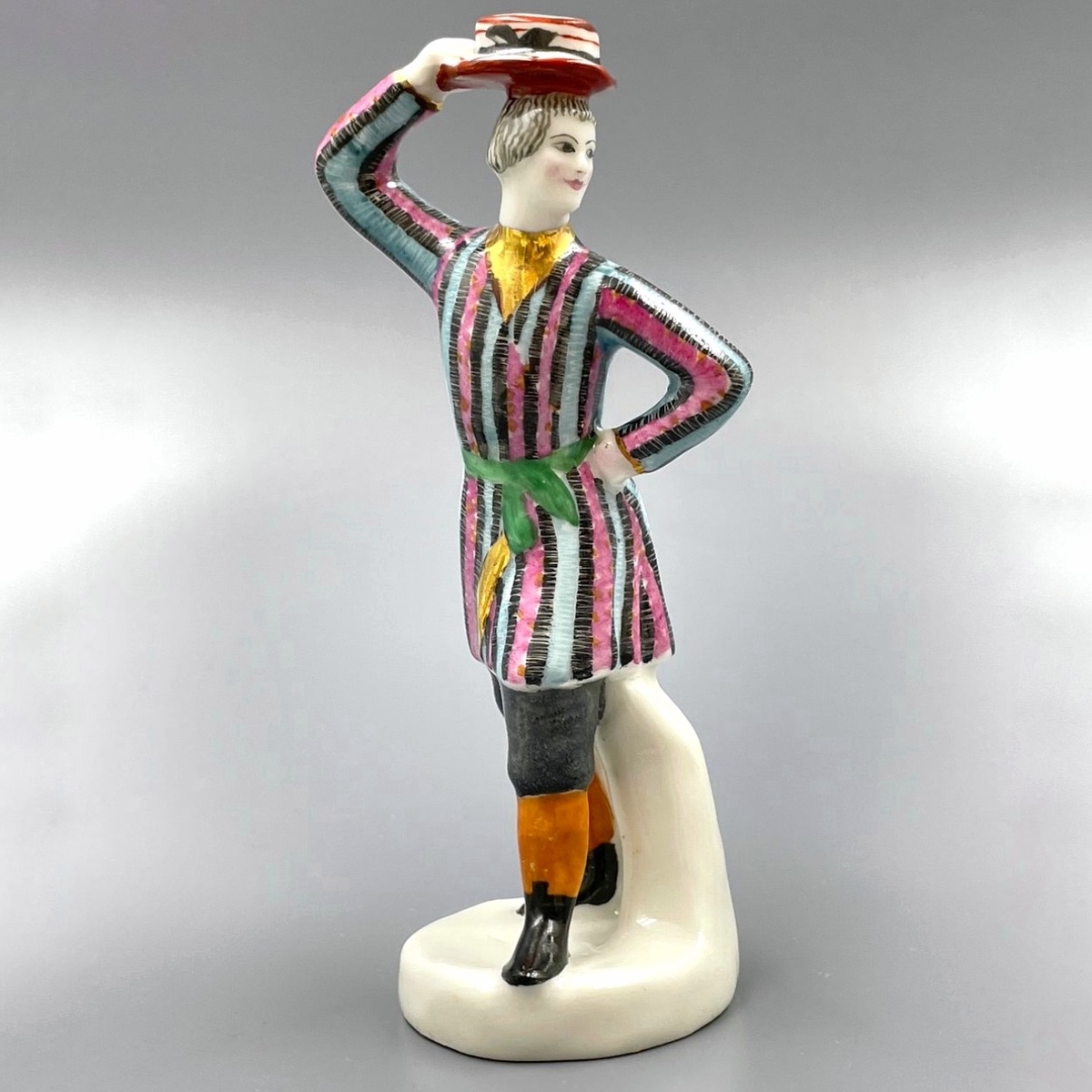 "Деревенский франт", начало 1930-х, реконструкция Н.Я. Данько модели, выпускавшейся на частных заводах в 1830-х на заводе им. Ломоносова. Роспись Е. Н. Потаповой. Надглазурная полихромная роспись, золочение. В - 13,1. Продано 1 млн. 700 тысяч рублей