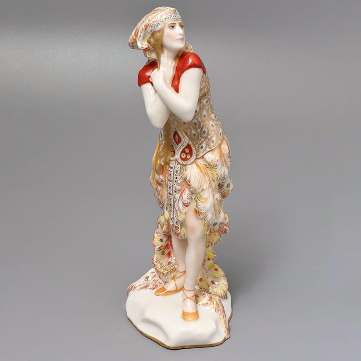 Балерина Тамара Карсавина в балете "Жар-птица". ЛФЗ. 1920-30-е гг. Скульптор Иванов Д.И, художник Брянцева М.А. фарфор, надглазурная полихромная роспись, золочение. Высота 22 см. Продано за 1 млн 200 тысяч рублей