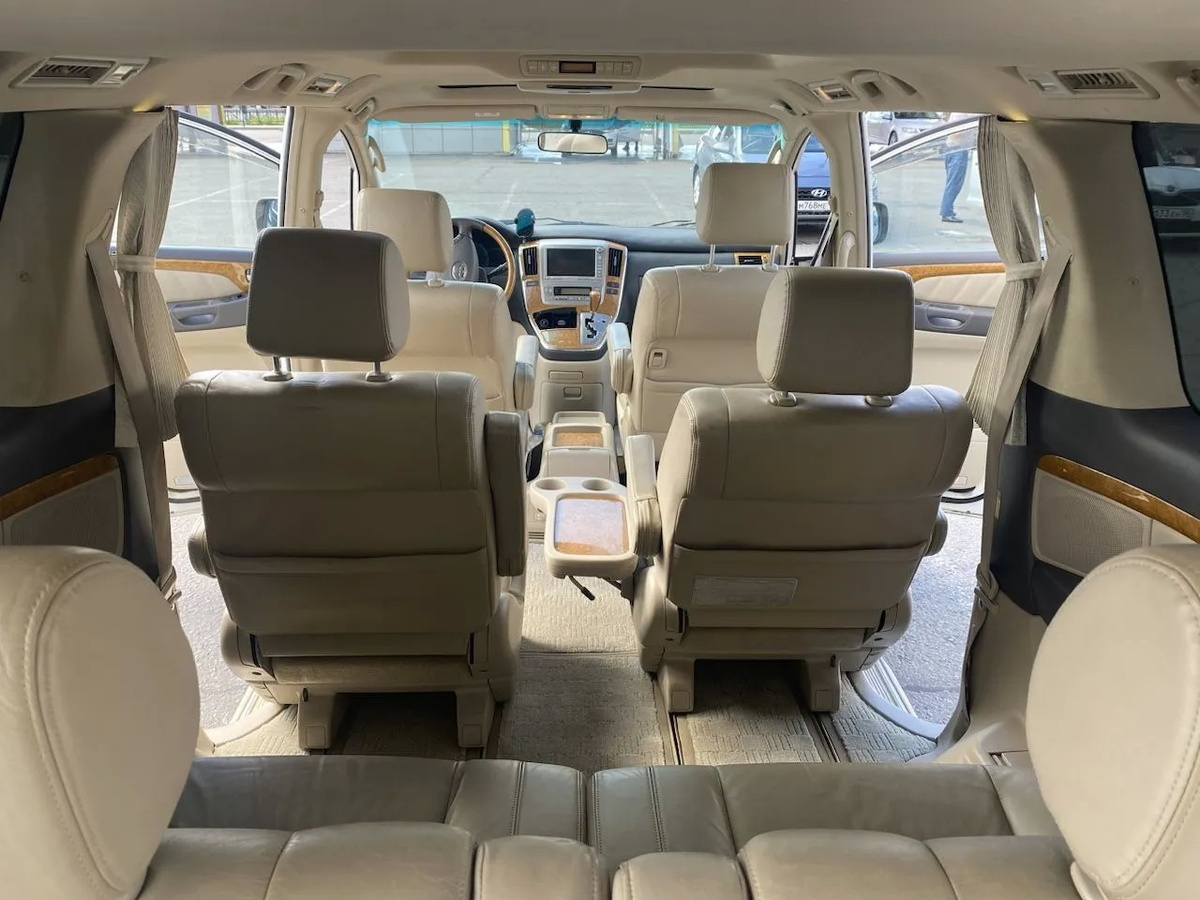 Мы сидели вот как раз на сидениях, которые за водителем, Очень удобно.