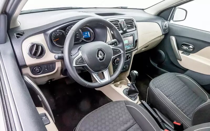    В богатых версиях доступны круиз-контроль, обогрев лобового стекла, парктроник. Но таких машин мало – намного лучше покупали две «нижние» комплектации.