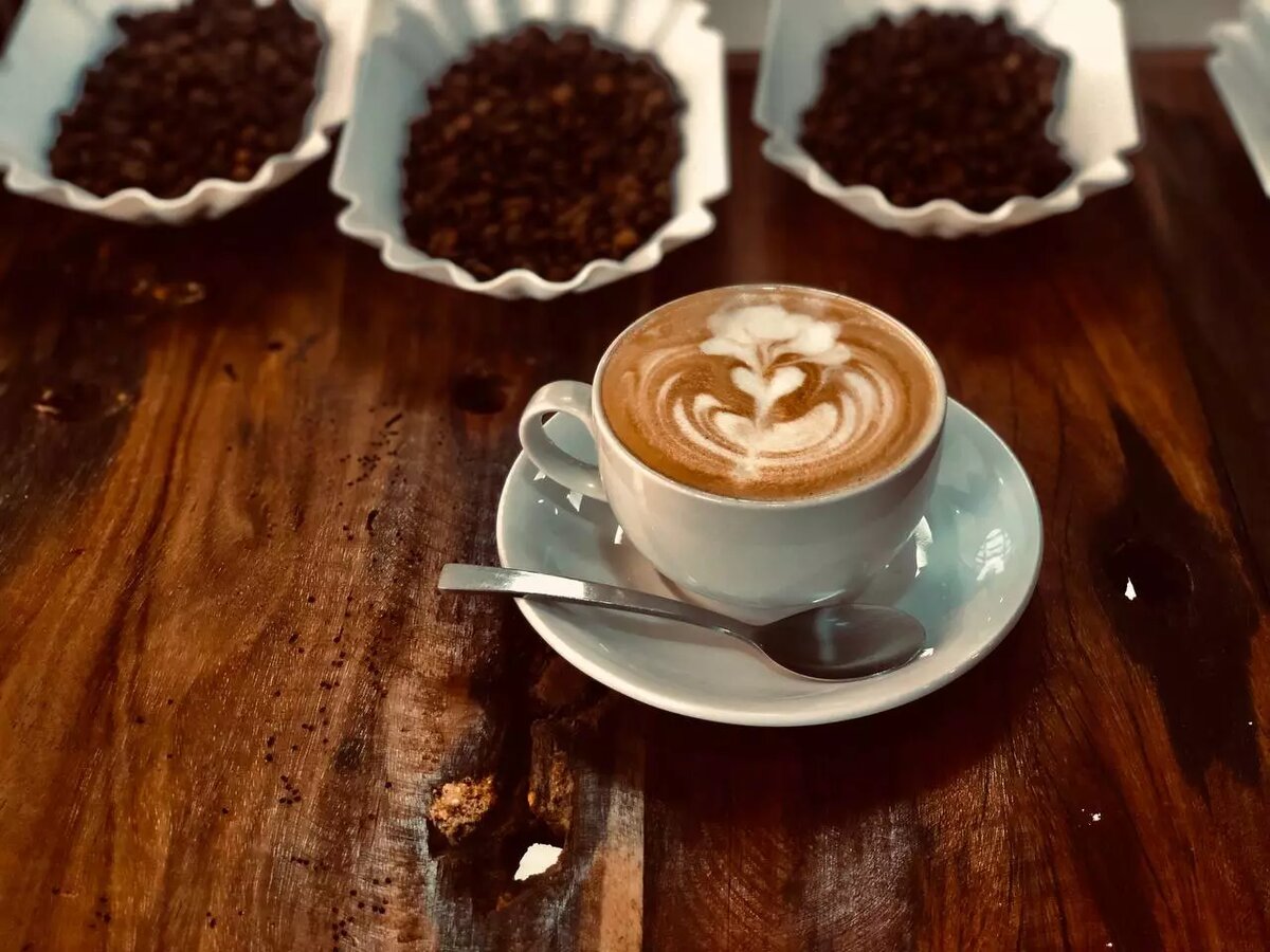 Свежеприготовленный капучино в Дар-эс-Саламе, Танзания