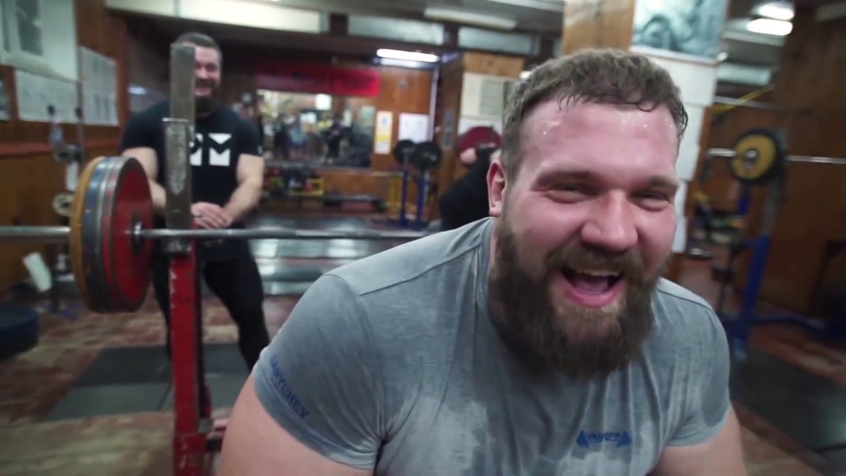 Кирилл Игоревич Сарычев (родился 1 января 1989 г.) - российский пауэрлифтер. Ранее он установил мировой рекорд в жиме лежа без экипировки, подняв вес в 335 кг.В 2016 году он установил мировой рекорд в сумме троеборья по пауэрлифтингу в 1082,5 кг