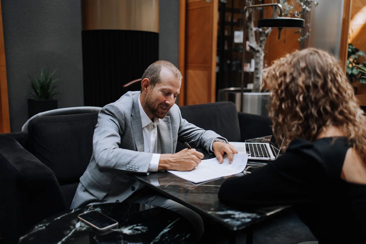 Никогда не гвоорите разгневанному человеку: «Успокойтесь». Это наоборот вызовет еще более бурную реакцию