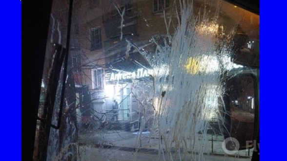 Такой вид имело залитое яйцами лобовое стекло нового автобуса после нападения хулиганящих подростков 