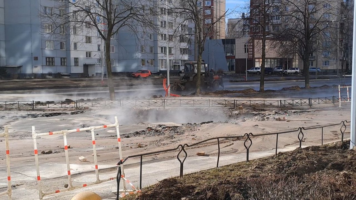    Прорыв трубы на улице Маршала Захарова, 62. Фото: Мойка78