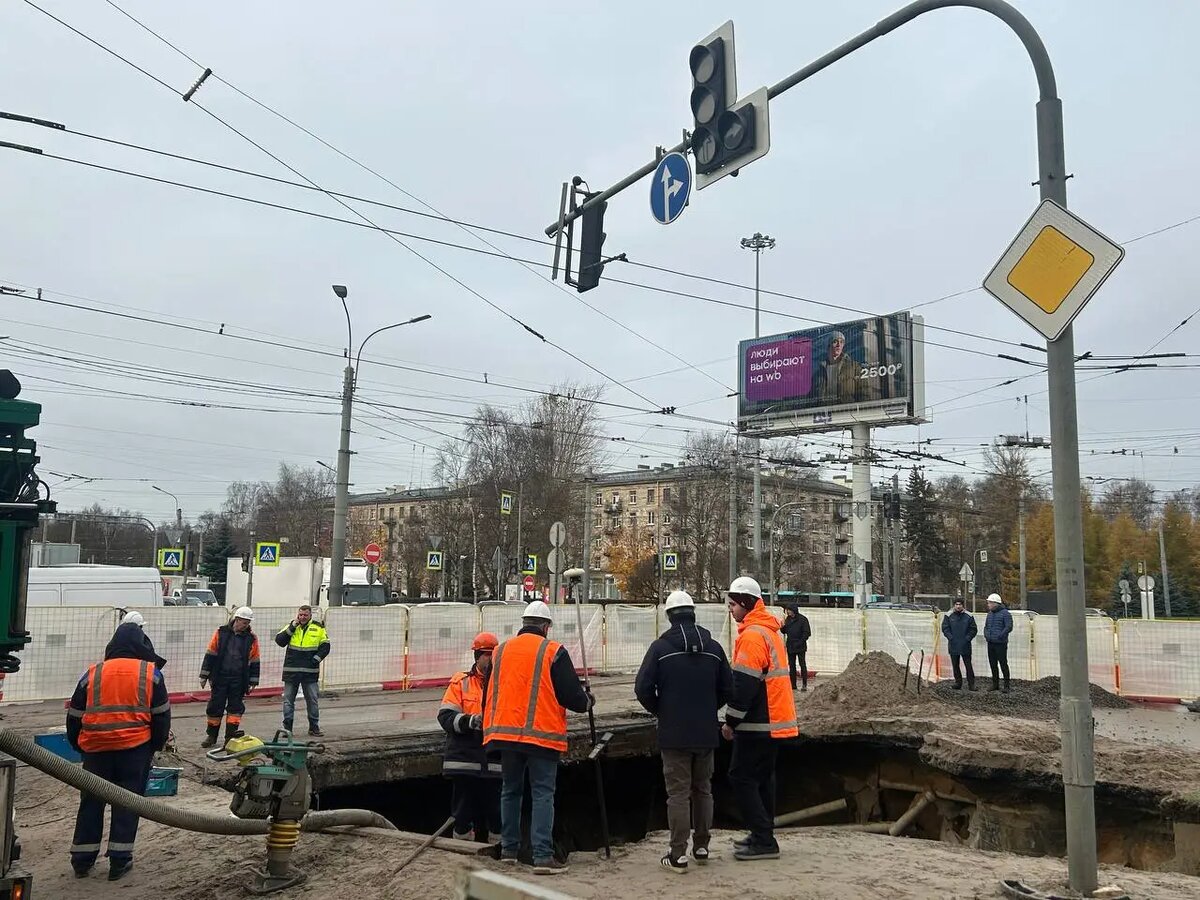   Место прорыва на проспекте Энгельса, 10 ноября. Фото: Мойка78