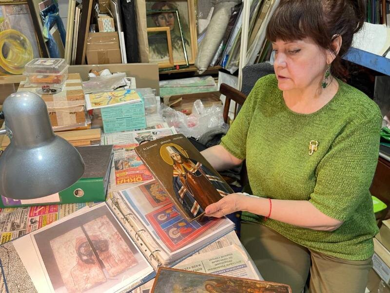 
Любовь Донцова в своей мастерской