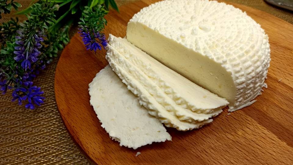 Домашний нежный сыр из молока и сметаны — простой и вкусный!