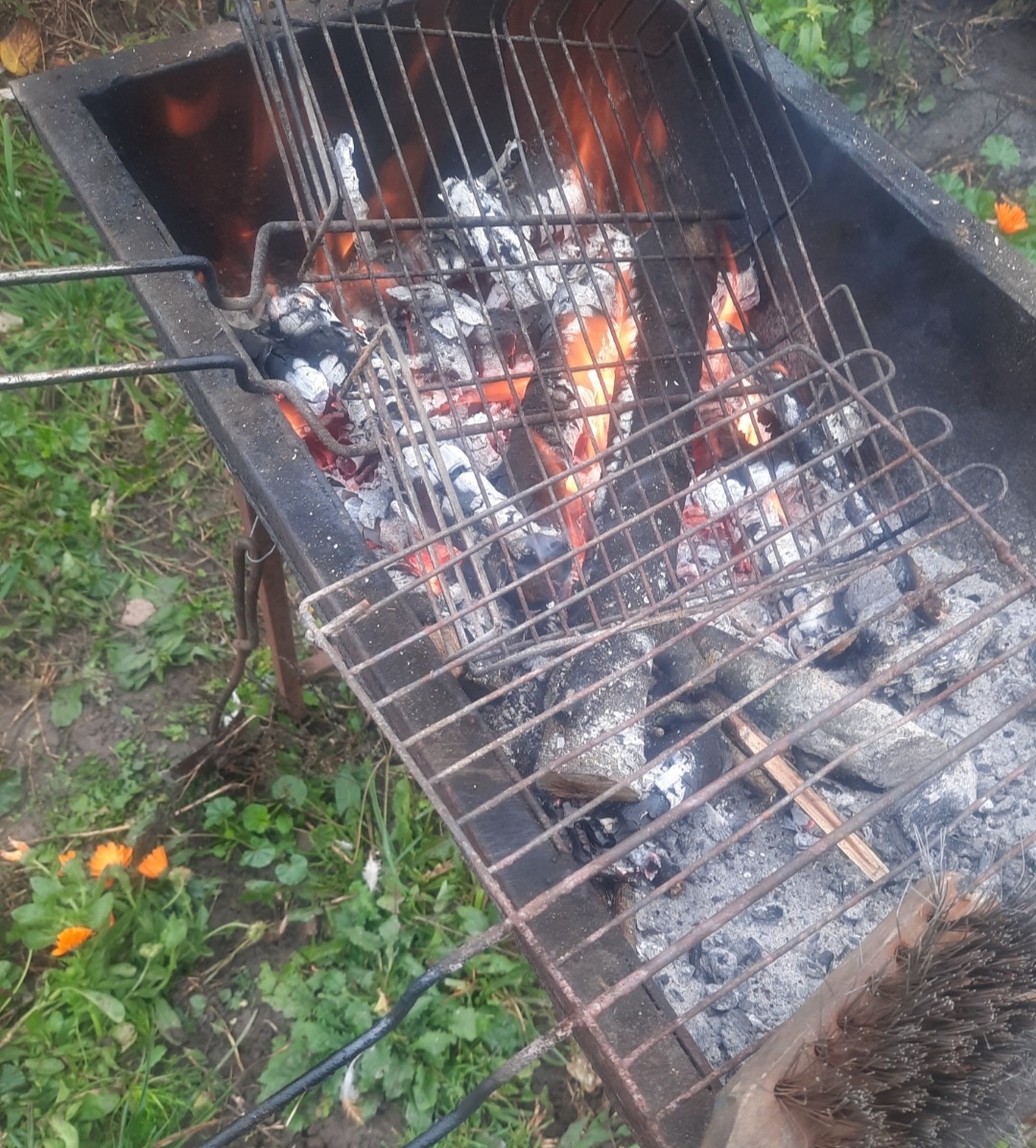 Чистим щёткой по металлу. Фото автора 