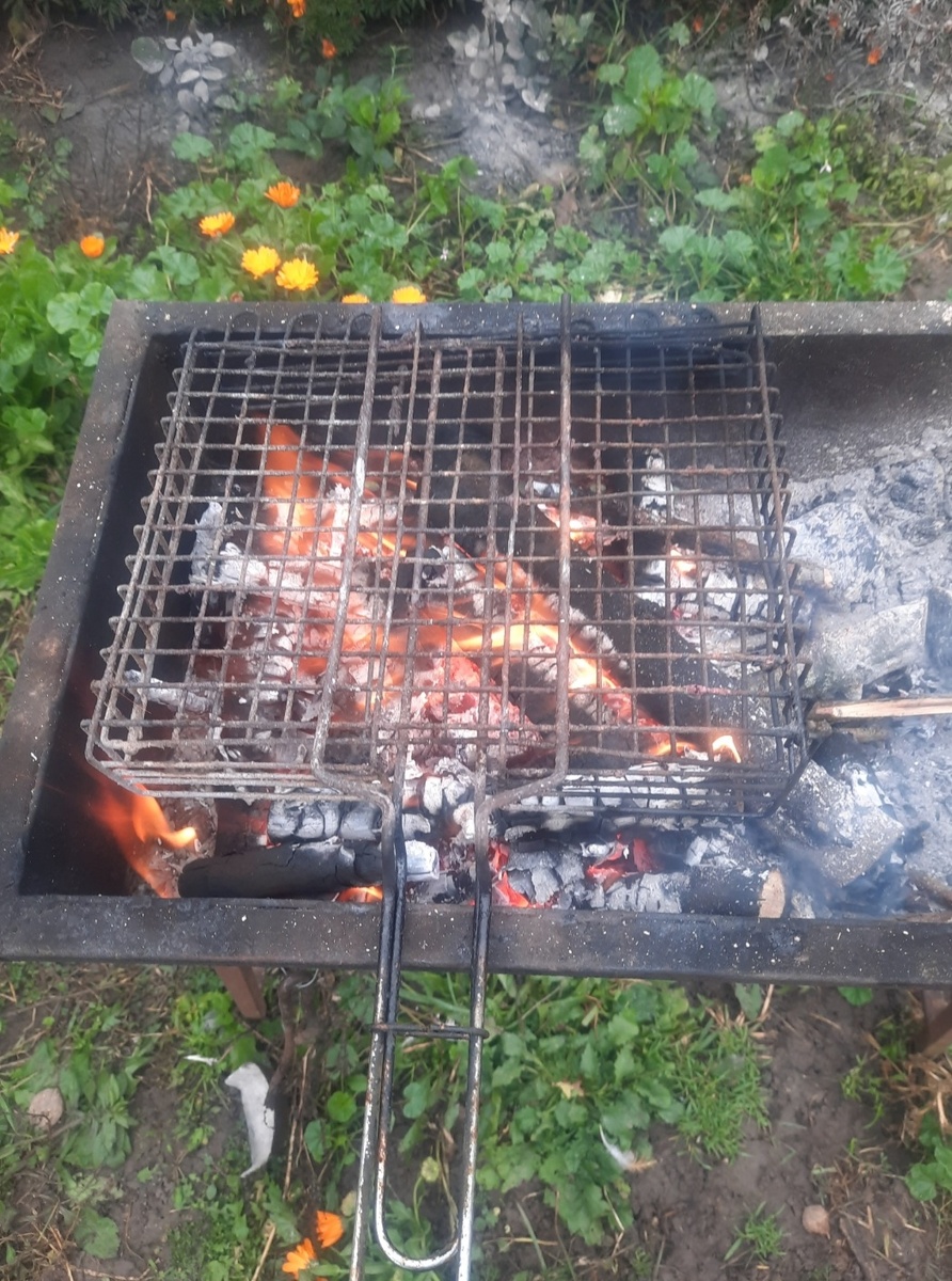 Обжиг решётки на огне. Фото автора 