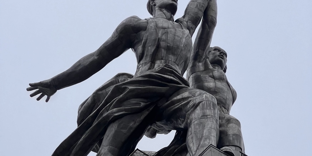 Двое против ветра: история монумента «Рабочий и колхозница».