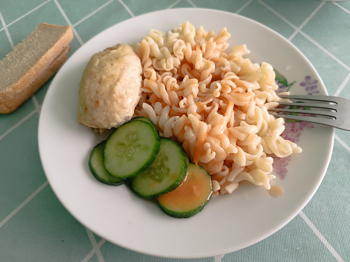 Второе в школьной столовой. Котлетки такие не люблю. 