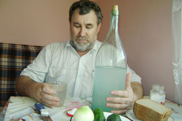 Рассказываю правду, какой из напитков менее вредный - водка или самогон?