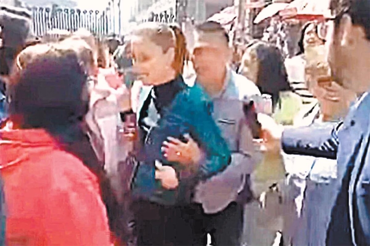    Охрана президента Мексики проморгала любвеобильного гражданина, приласкавшего Клавдию Шейнбаум.