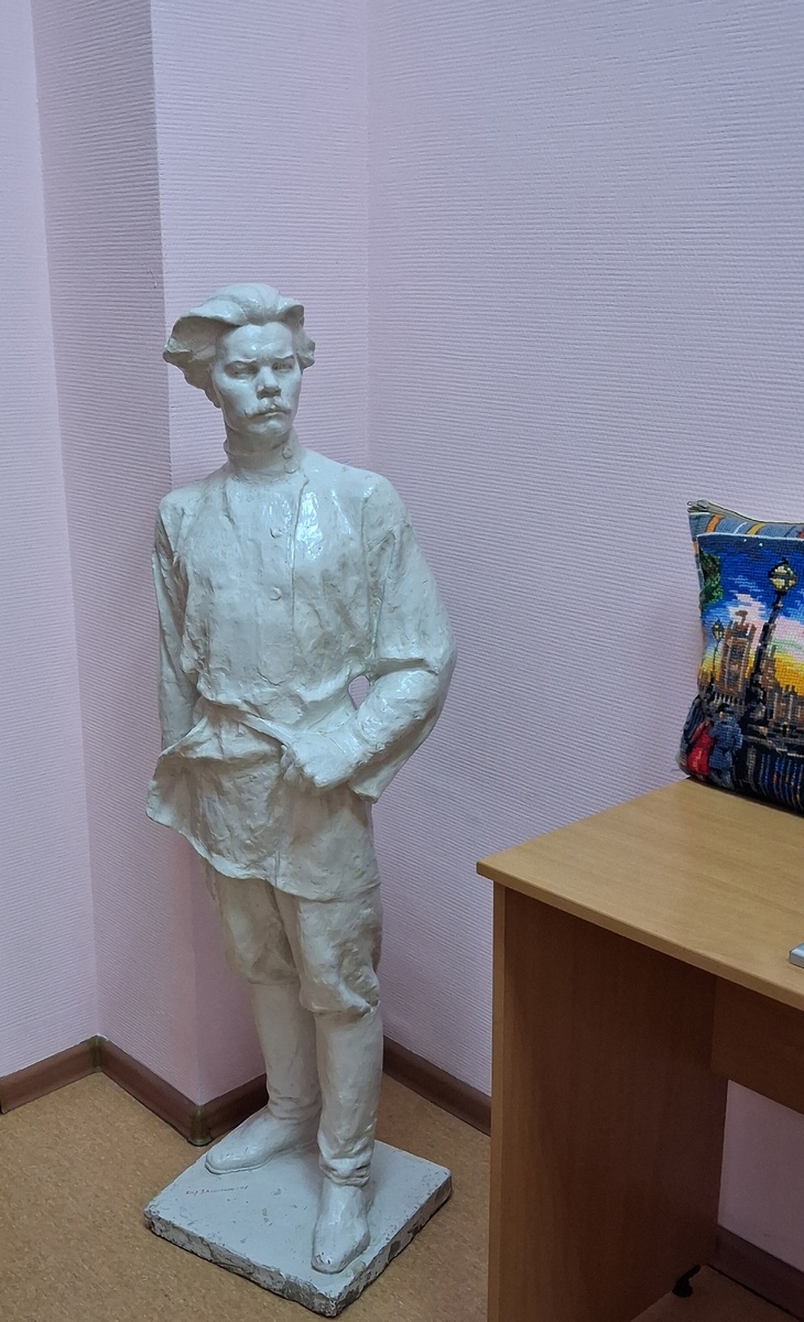 В фойе библиотеки. Фото автора. 