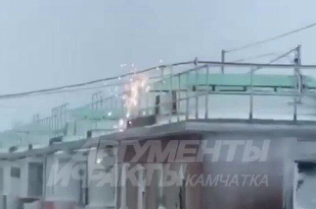    Ветер с мокрым снегом оборвали провода, из-за чего в некоторых домах отключилось электричество. Фото: Скриншот видео