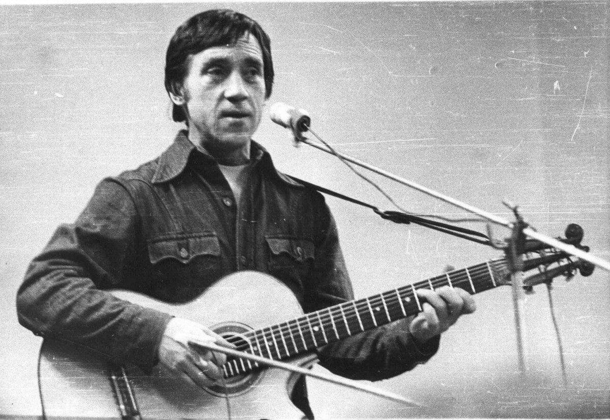 Высоцкий на сцене. Фото Яндекс.Картинки. 