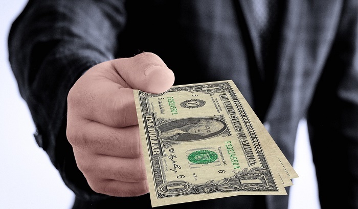    Эксперт объяснил, где россияне еще могут обменять старые долларовые купюры
