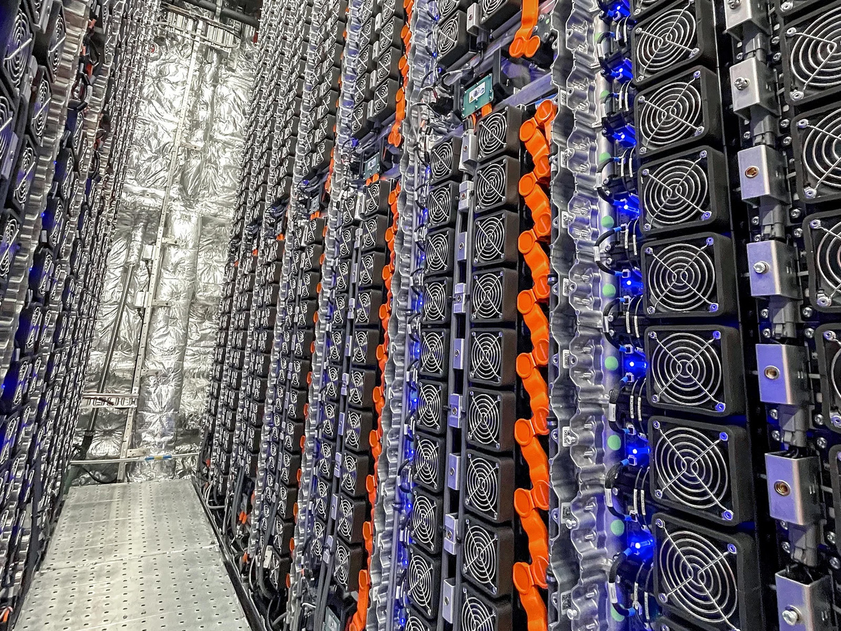 Корпус 096 имеет четыре аккумуляторных отделения, вмещающих в общей сложности 5 016 литий-ионных аккумуляторов