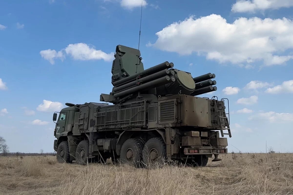    Министерство обороны России сообщает, что десяток дронов ПВО сбила в небе над Тавридой.