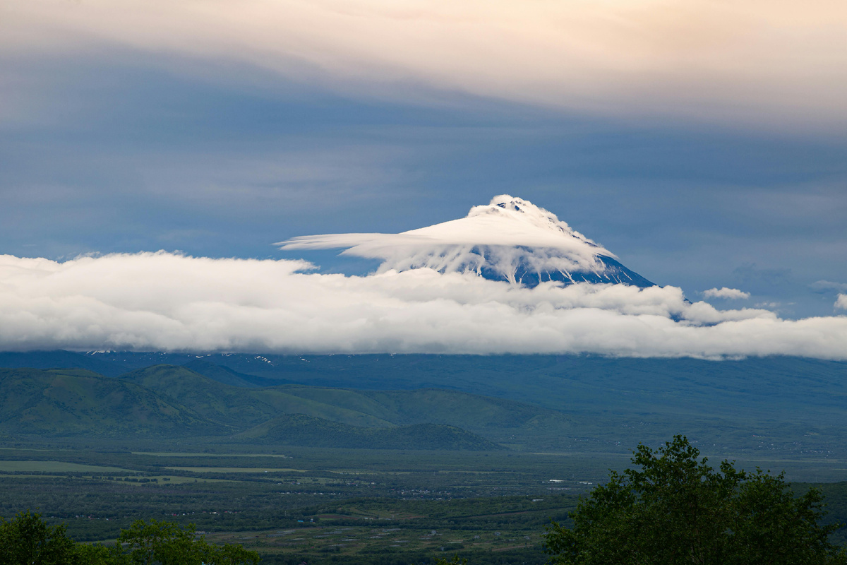 Вулкан Ключевская Сопка в облаках на Камчатке